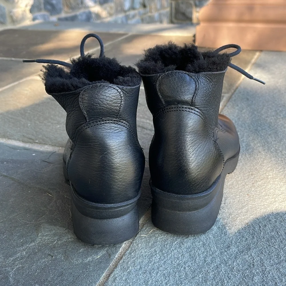 Santana Canada lace up boots size 7 fur lined